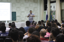 O professor doutor Marcos Abraão inicia o debate sobre educação e política.