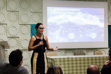 A diretora de Planejamento Estratégico do IFF, Aline Moraes, apresentou e comentou aspectos do PDI (Foto: Raphaella Cordeiro)