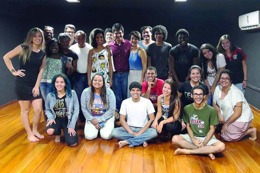 Novos alunos da Licenciatura em Teatro com a palestrante e o Reitor do IFFluminense. // (Fotos: Coordenação da Licenciatura em Teatro)