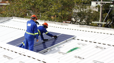 Trabalhadores instalaram placas fotovoltaicas no IFF Campos Centro em 2019.Foto: Letícia Cunha