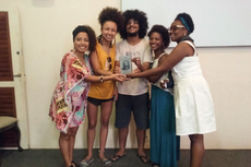 A superintendente da Igualdade Racial, Lucia Talabi, abraça as estudantes que representaram o Coletivo na entrega do Prêmio José do Patrocínio.