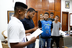 A nova diretoria do Grêmio Estudantil Nilo Peçanha toma posse. (Foto: Rakenny Braga) 