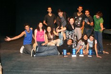 Kátia (centro) e a turma do Nós do Teatro em 2011