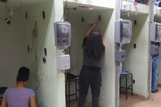 Alunos fazem aula prática no laboratório de eletrotécnica do IFF Campos Centro. As aulas aos socioeducandos acontecem nas instalações do Degase de Campos.Foto: Vitor Carletti/ Ascom