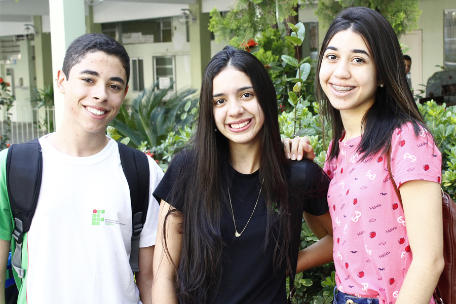 Gabriel Viana, Kalena Ferreira e Thays Moraes participaram do curta "Economiza"Foto: Vitor Carletti