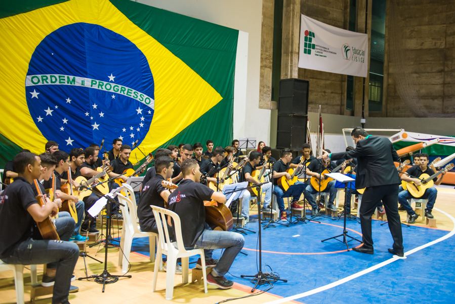 Declarados "os jogos da amizade", o V JIF teve noite de abertura pontuada pela emoção