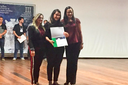 As professoras Simone Vasconcelos, Ana Paula de Castro e Gilmara Barcelos na cerimônia de premiação dos trabalhos.