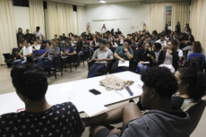 Estudantes ouviram as propostas e interagiram com os debatedores. 