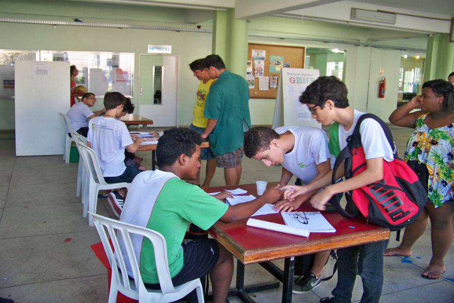 A votação é acompanhada por fiscais das chapas.