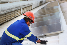 As placas de geração de energia solar foram instaladas em telhado do Bloco B do campus.