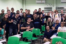 Professores e alunos do curso de Engenharia Mecânica após a reunião com os avaliadores do MEC.Foto: Divulgação