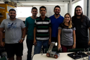 A equipe da Roveq ao lado do professor de cursos de engenharia do IFF Centro, William da Silva Vianna (Foto: Divulgação).