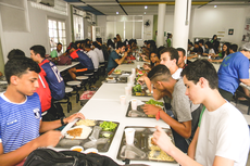 Diariamente são servidos almoços para estudantes e merenda nos três turnos do dia.