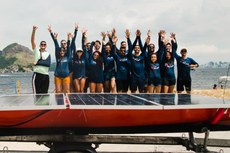 A equipe e o barco Gigante Vermelho ,construído em apenas três meses pelos estudantes, conquistaram o 3º lugar no DSB.Foto: Divulgação