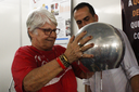 Estudante de Engenharia Civil, Maria Elizabeth veio ao evento em busca de um estágio e testou o equipamento Van Graaff que é atração do stand da Cândido Mendes (Fotos: Raphaella Cordeiro)