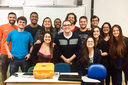 O visitante com colegas do curso de Língua Inglesa do IFF.