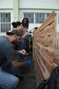 Estudantes passam verniz no Parklet (Foto: Núcleo de Imagens do IFF/Simone Brasileiro)