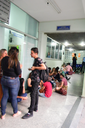 Estudantes aguardam o início da palestra, na entrada do Auditório Cristina Bastos (Fotos: Rakenne Braga)