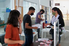 A estudante Marcela Thomaiz recebe seu chip (Antonio Barros). 