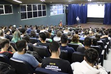 Estudantes de cursos técnicos em palestra de engenheiro da Schlumberger (Foto: Antonio Barros/Ascom).