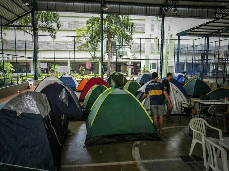 Estudantes estão alojados na quadra pequena. (Foto: Bárbara Lobo)