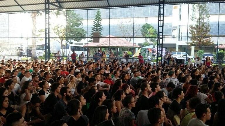 Alunos em Assembleia Extraordinária. (Foto: Bárbara Lobo)