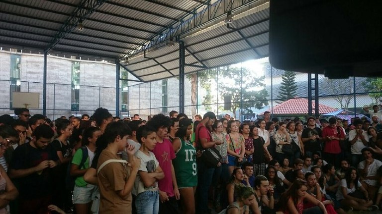 Alunos em Assembleia Extraordinária. (Foto: Bárbara Lobo)