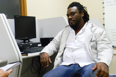 Antes da palestra o geógrafo e criador da startup Diáspora.Black concedeu entrevista à Comunicação Social (Foto: Raphaela Cordeiro)