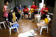 Os participantes do grupo cantam e assumem instrumentos musicais também, nos ensaios nas terças e sextas-feiras (Foto: Rakenny Braga)
