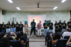 Estêvam (centro) e formandos, durante apresentação musical (Foto: Divulgação).