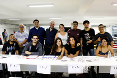 Professores acolhem os alunos antes da prova da Olimpíada da Matemática. (Foto: Rakenny Braga)