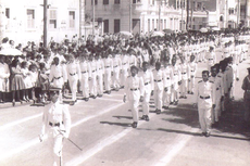 Desfile de alunos da Escola de Aprendizes Artífices (Reprodução do livro Tempo, Memória, Transformação)