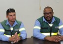 Os gestores ambientais da empresa Andrade Gutierrez, Mateus Azevedo (E) e Paulo Roberto Andrade (Foto: Antonio Barros/Ascom). 