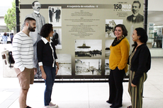 Os alunos Daniel, Maria Glória e Maryana junto da professora Maria Catharina avaliam fotos de exposição sobre Nilo Peçanha.Foto: Rakenny Braga