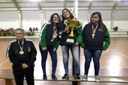 O professor Carlos Augusto Boynard e as campeãs do xadrez feminino (Divulgação).