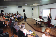 A professora Aline Vasconcelos deu as boas-vindas às participantes (Foto: Antonio Barros/ Ascom)