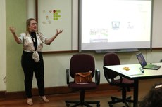 A professora Aline Pires em apresentação do projeto no IFF Campos Centro (Foto: Divulgação).