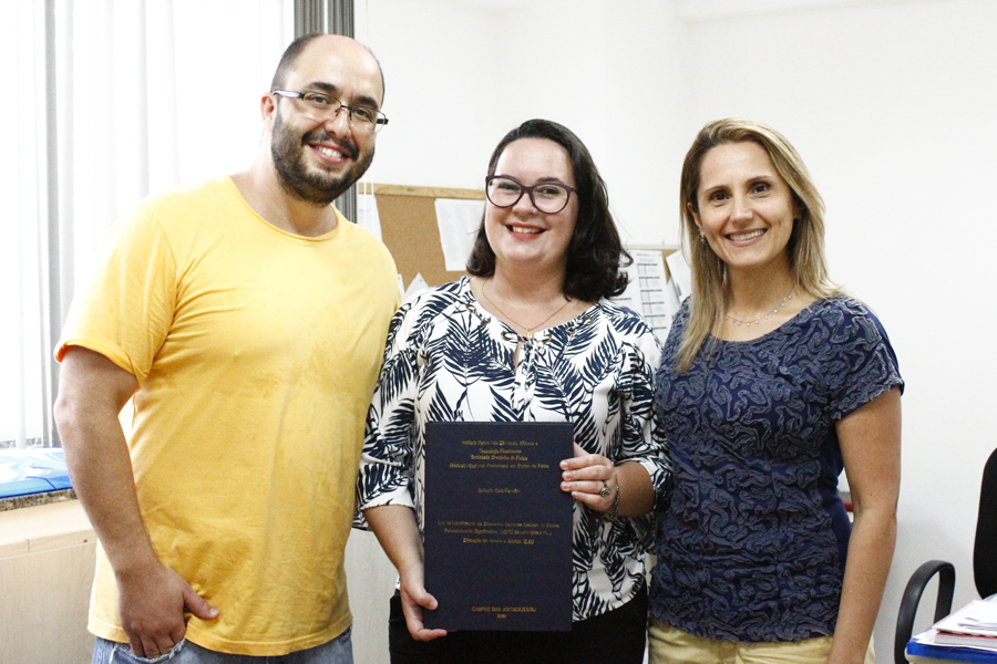 Wander (orientador), Rafaella (finalista) e Renata.