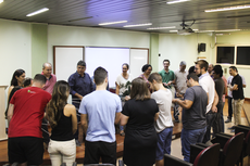 Gestores e novos colegas servidores em dinâmica realizada na acolhida (Foto: Letícia Cunha).