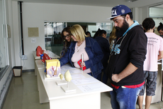 A equipe do NAP-UENF conheceu a exposição permanente de objetos tridimensionais e legendados em Braille (Foto: Raphaella Cordeiro)