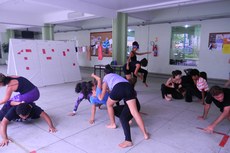 Estudantes participam de aula multidisciplinar nos Pilotis.