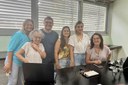 Os professores do IFF, Tiago Desteffani (camiseta azul) e Renata Caldas (última à direita) com colegas da rede municipal, em laboratório do IFF Campos Centro (Foto: Seduct). 