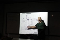 O professor Alex em sua palestra "Atmosferas de preferência, paisagens cotidianas e o afeto como resistência no pensar a cidade" (Foto: Antonio Barros/Ascom).