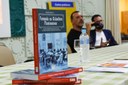 O professor da UFF Carlos Eugênio apresentou a obra ao público que compareceu ao lançamento do livro.