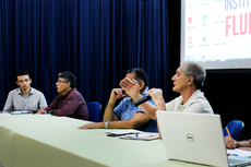 O pesquisador e pensador da educação Gaudêncio Frigotto responde a pergunta de um participante do encontro.