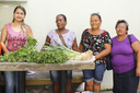 Layra Pré e pequenas produtoras rurais, durante entrega de hortaliças.