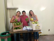 Layra Pré, da Superintendência de Agricultura e Pecuária do município, um dos pequenos produtores e a nutricionista do campus, Alessandra Asmar. 