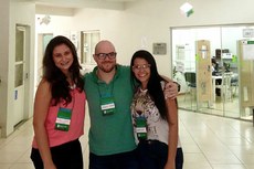 O professor Thiago Oliveira entre as estudantes Camilla Mendes e Nathalia Medeiros.