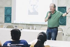 O professor Eduardo Wagner ministra palestra para estudantes e professores (Foto: Diomarcelo Pessanha/Núcleo de Imagens do IFF)