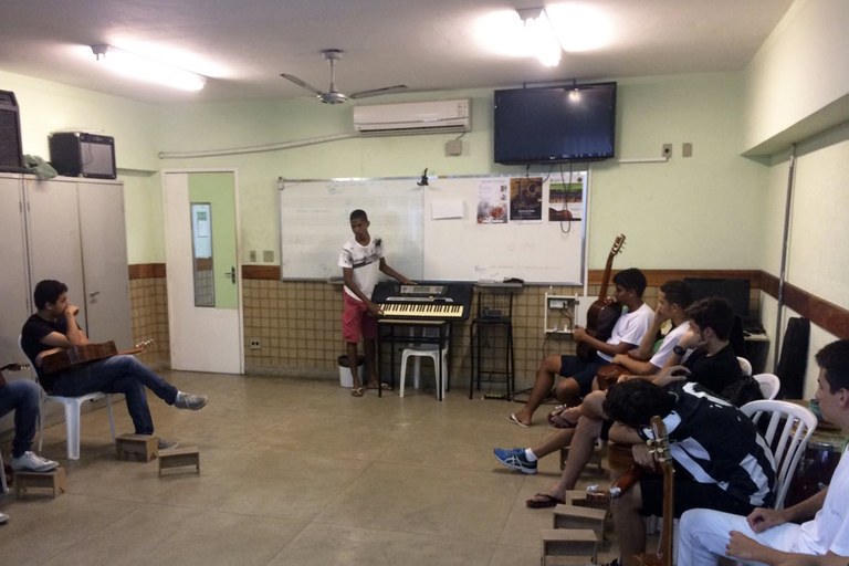 Bolsista Brendel auxiliando na aula do projeto de extensão